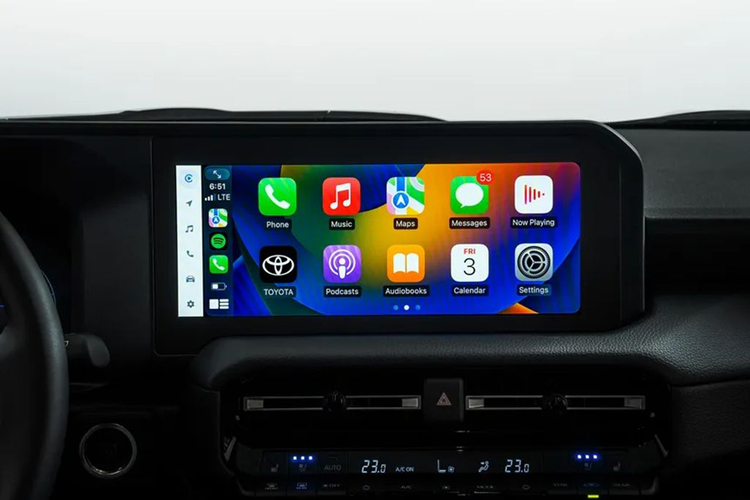 Tại Philippines, Toyota Land Cruiser Prado 2025 được thiết kế ốp chắn bùn cùng màu thân xe tạo nên vẻ ngoài bóng bẩy hơn, đồng thời xe sử dụng bộ mâm kích thước 20 inch bao bởi bộ lốp 265/50. Bên trong, Toyota Land Cruiser Prado 2025 được bọc da ở nhiều bộ phận.