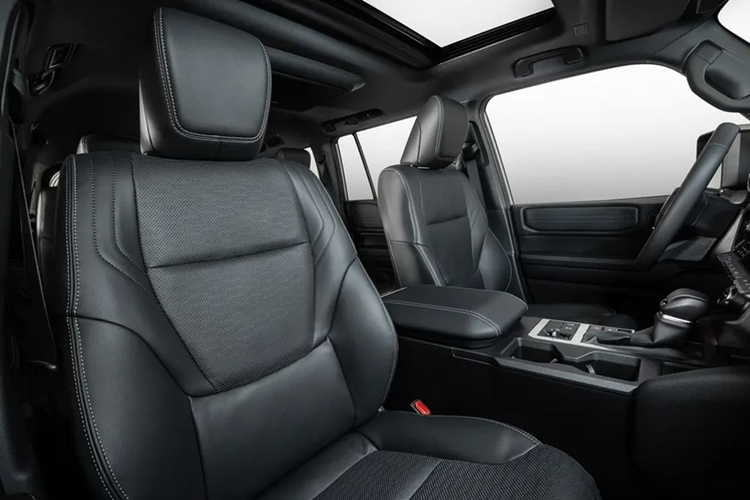 Cụ thể, nan dọc trên lưới tản nhiệt gợi nhớ đến Prado J150 thế hệ trước, cùng với đó là xe được gắn logo của thương hiệu thay vì gắn tên TOYOTA – như trên các mẫu xe tiêu chuẩn ở các thị trường khác.