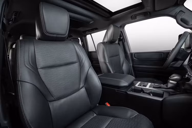 Cụ thể, nan dọc trên lưới tản nhiệt gợi nhớ đến Prado J150 thế hệ trước, cùng với đó là xe được gắn logo của thương hiệu thay vì gắn tên TOYOTA – như trên các mẫu xe tiêu chuẩn ở các thị trường khác.