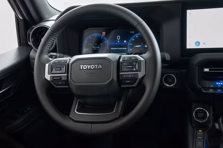 Xe được trang bị ghế lái chỉnh điện, hệ thống đèn viền nội thất. Hệ thống thông tin giải trí bao gồm màn hình 12,3 inch, hỗ trợ kết nối Apple CarPlay và Android Auto không dây, đi kèm với hệ thống âm thanh 10 loa.