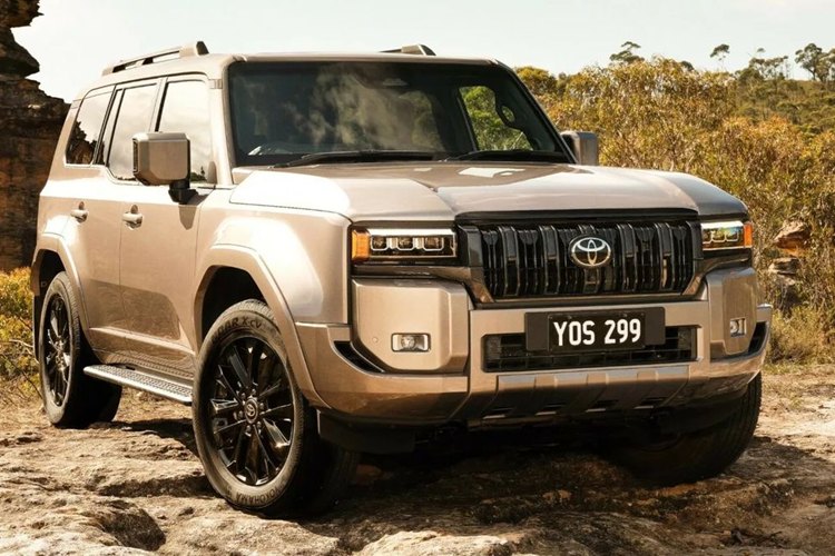 Giống như người anh em sang trọng hơn là Lexus GX, Toyota Land Cruiser Prado thế hệ mới được trang bị hệ dẫn động 4x4 thông minh với nhiều chế độ địa hình và khóa vi sai để sử dụng khi off-road, đồng thời xe cũng được trang bị tiêu chuẩn công nghệ Toyota Safety Sense.