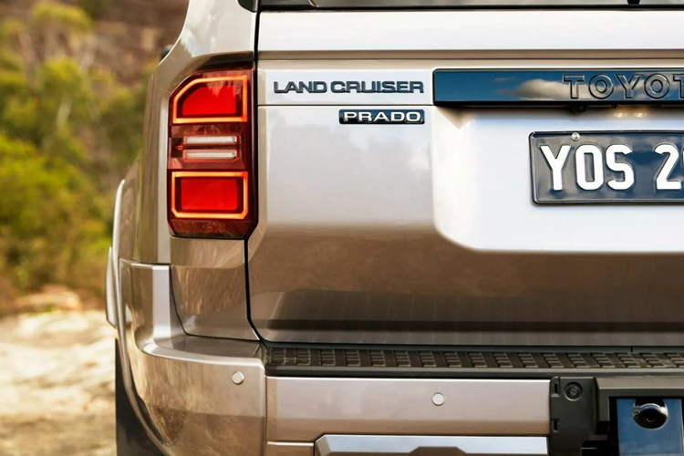 Land Cruiser Prado 2025 tại Philippines chỉ được trang bị động cơ tăng áp 2.4L, 4 xi-lanh không hybrid có tên là T24A-FTS. Động cơ này sản sinh công suất 277 mã lực tại 6000 vòng/phút và mô-men xoắn cực đại 430 Nm tại 1700-3600 vòng/phút, sức mạnh này truyền tới cả bốn bánh thông qua hộp số tự động 8 cấp.