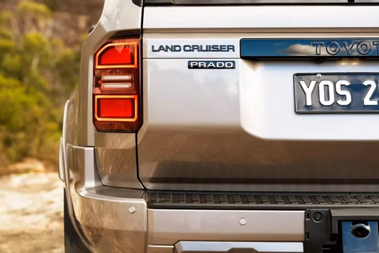 Land Cruiser Prado 2025 tại Philippines chỉ được trang bị động cơ tăng áp 2.4L, 4 xi-lanh không hybrid có tên là T24A-FTS. Động cơ này sản sinh công suất 277 mã lực tại 6000 vòng/phút và mô-men xoắn cực đại 430 Nm tại 1700-3600 vòng/phút, sức mạnh này truyền tới cả bốn bánh thông qua hộp số tự động 8 cấp.