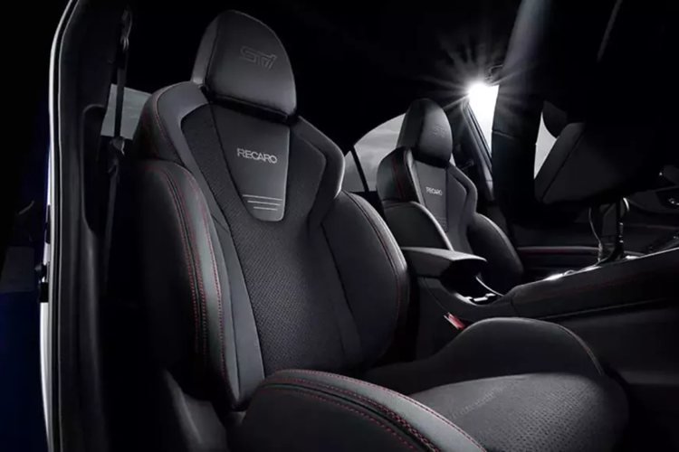 Tiến vào bên trong, điểm nhấn là ghế Recaro màu đen với logo STI trên tựa đầu. Các ghế được bọc bằng vải Ultrasuede màu đen với đường khâu màu đỏ, ghế lái có chức năng chỉnh điện tám hướng. Ở những nơi khác trong cabin, ghế bọc da màu đen kết hợp với các chi tiết chèn giống da lộn trên bảng điều khiển và các tấm ốp cửa, và đường khâu tương phản màu đỏ.