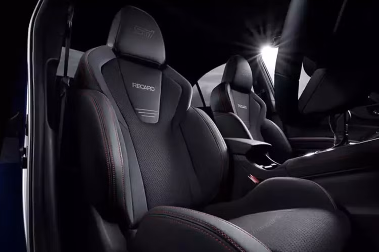 Tiến vào bên trong, điểm nhấn là ghế Recaro màu đen với logo STI trên tựa đầu. Các ghế được bọc bằng vải Ultrasuede màu đen với đường khâu màu đỏ, ghế lái có chức năng chỉnh điện tám hướng. Ở những nơi khác trong cabin, ghế bọc da màu đen kết hợp với các chi tiết chèn giống da lộn trên bảng điều khiển và các tấm ốp cửa, và đường khâu tương phản màu đỏ.