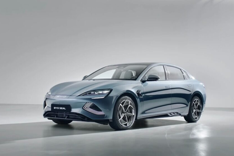 Cung cấp sức mạnh cho mẫu xe sedan điện BYD Seal 2025 là 2 tùy chọn động cơ: Phiên bản tiêu chuẩn được trang bị một động cơ điện ở trục sau cho công suất 228 mã lực.