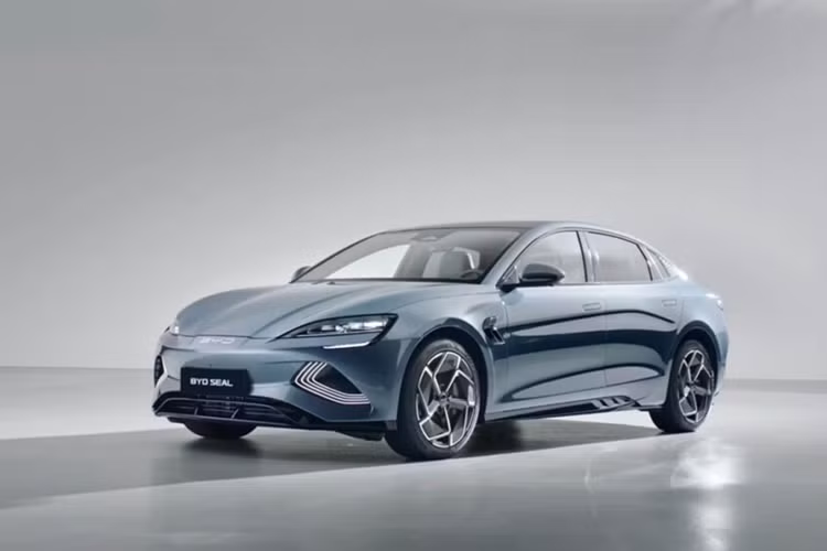 Cung cấp sức mạnh cho mẫu xe sedan điện BYD Seal 2025 là 2 tùy chọn động cơ: Phiên bản tiêu chuẩn được trang bị một động cơ điện ở trục sau cho công suất 228 mã lực.