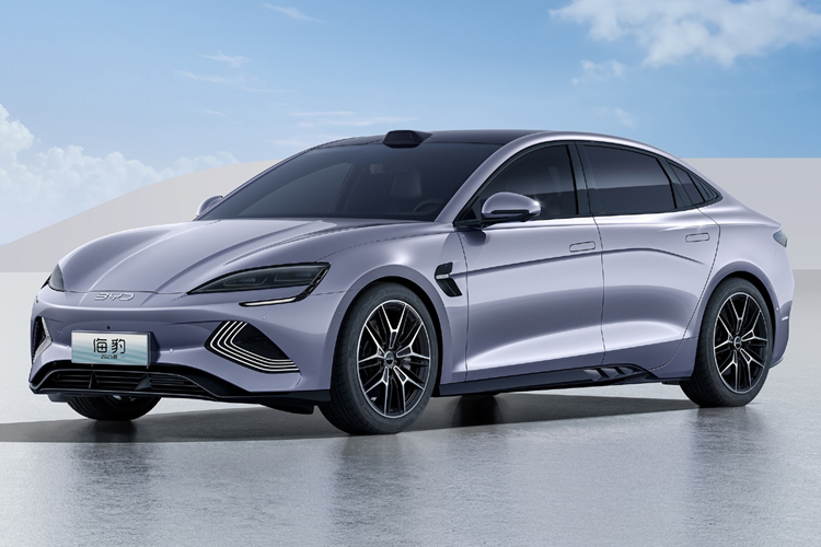 Mâix xe điện BYD Seal 2025 còn được trang bị thêm hệ thống radar phía trên nóc xe. Với việc bổ sung trang bị này, khả năng cao xe sẽ có thêm các công nghệ ADAS mới giúp hỗ trợ người dùng tốt hơn.