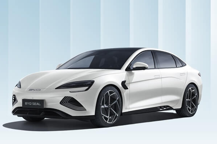 Theo đó, BYD Seal 2025 mới sẽ có thêm tùy chọn màu sơn ngoại thất hồng. Thiết kế ngoại thất của xe cũng được tinh chỉnh một số chỗ. Cụ thể, dòng chữ “Build Your Dreams” trên cốp xe đã được thay thế bằng logo đỏ của BYD.