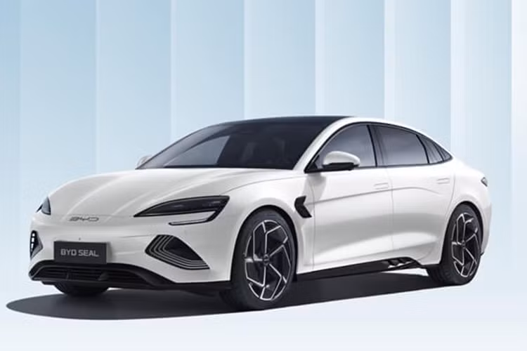 Theo đó, BYD Seal 2025 mới sẽ có thêm tùy chọn màu sơn ngoại thất hồng. Thiết kế ngoại thất của xe cũng được tinh chỉnh một số chỗ. Cụ thể, dòng chữ “Build Your Dreams” trên cốp xe đã được thay thế bằng logo đỏ của BYD.