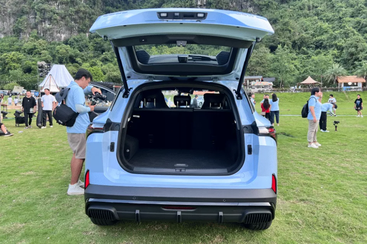 Bộ pin lithium ba thành phần 19,43 kWh cung cấp phạm vi hành trình hoàn toàn bằng điện CLTC là 125 km (hoặc 91 km WLTC). Phạm vi toàn diện chính thức là 1.400 km và mức tiêu thụ nhiên liệu toàn diện trên 100 km là 1,25 lít.