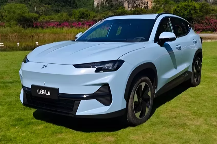 Vào ngày 25/8 vừa qua, Jetour chính thức ra mắt mẫu xe SUV Shanhai L6, sử dụng hệ truyền động là xăng lai điện plug-in hybrid, cung cấp tổng cộng ba phiên bản cho người tiêu dùng lựa chọn. Mức giá xe Jetour Shanhai L6 2024 từ 123.900 – 144.900 nhân dân tệ (17.400 – 20.300 đô la Mỹ), tương đương 402 triệu đến 470 triệu đồng.