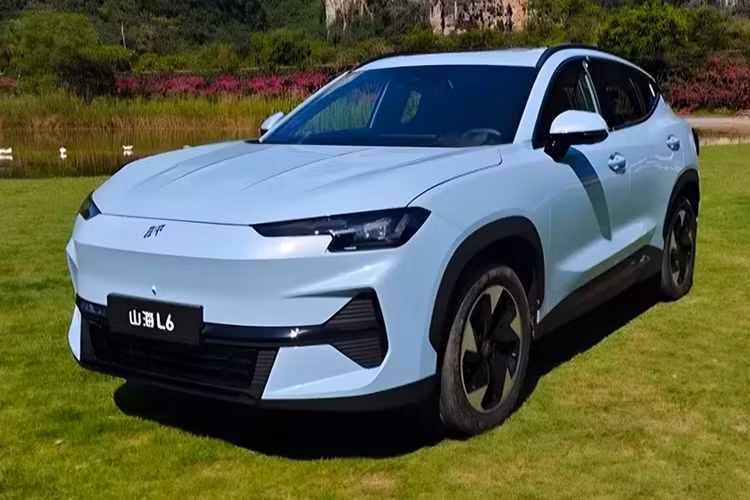 Vào ngày 25/8 vừa qua, Jetour chính thức ra mắt mẫu xe SUV Shanhai L6, sử dụng hệ truyền động là xăng lai điện plug-in hybrid, cung cấp tổng cộng ba phiên bản cho người tiêu dùng lựa chọn. Mức giá xe Jetour Shanhai L6 2024 từ 123.900 – 144.900 nhân dân tệ (17.400 – 20.300 đô la Mỹ), tương đương 402 triệu đến 470 triệu đồng.
