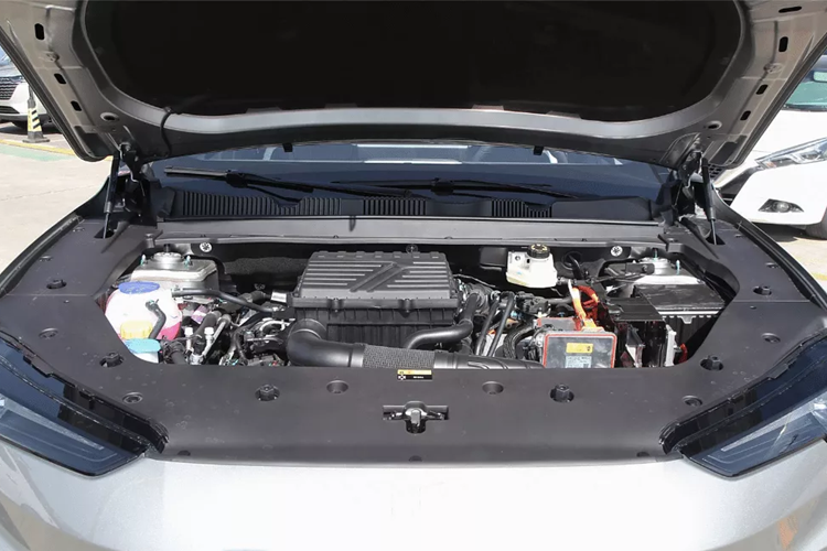 Sau cùng là Jetour Shanhai L6 bản Ultra còn được bổ sung đèn hậu tương tác thông minh hỗ trợ AI, giá để hành lý trên nóc, vô lăng có sưởi, hỗ trợ thắt lưng/sưởi ấm/thông gió điện cho ghế lái, ghế phụ lái chỉnh điện 4 hướng