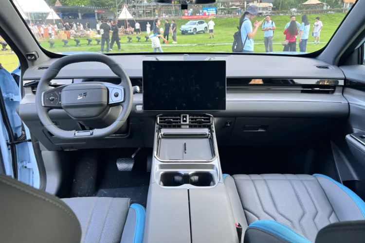 Mức tiêu thụ nhiên liệu của Jetour Shanhai L6 còn thấp hơn cả chiếc xe tay ga Honda Vision hay Honda Wave. Xe có giá bán từ 402 triệu đồng. Ở phía trước, Jetour Shanhai L6 sử dụng lưới tản nhiệt khép kín với nhiều đường nét nhấn mạnh thiết kế nhiều lớp và góc cạnh, cũng như lưới tản nhiệt hình thang ở phía dưới.