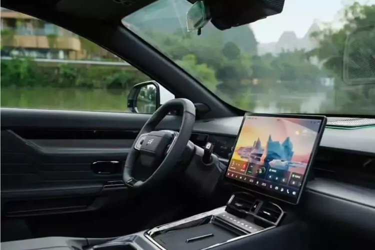 Ngoài ra là bảng điều khiển 9,2 inch, màn hình điều khiển trung tâm 12,8 inch, ghế da, ghế lái chỉnh tay 6 hướng, ghế phụ chỉnh tay 4 hướng, điều khiển từ xa, nhận dạng giọng nói, hệ thống âm thanh 6 loa và hệ thống Huawei HiCar, để kể tên một vài.