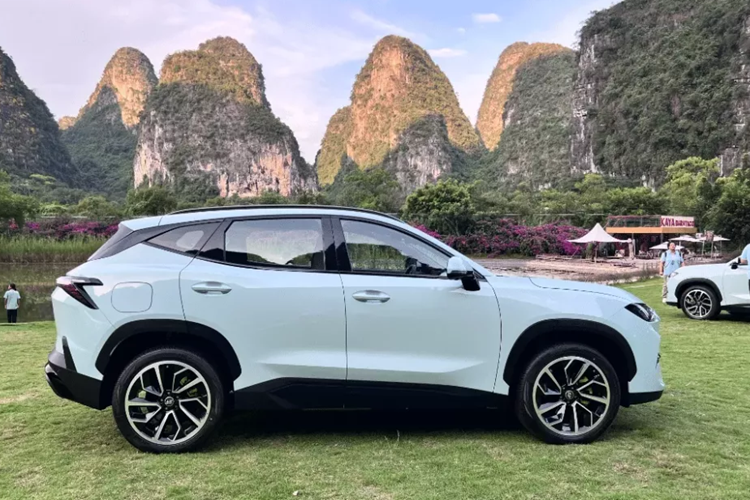 Jetour Shanhai L6 PHEV 2024 mới được định vị là một chiếc SUV nhỏ gọn, có kích thước bao gồm chiều dài, chièu rộng và chiều cao lần lượt là 4630/1910/1684 (1690) mm, với chiều dài cơ sở 2720 mm. Có sáu màu sơn ngoại thất, bao gồm Moonlight White, Interstellar Black, Phantom Gray, Vanilla Blue, Star Mist Silver và tùy chọn Bibo Green.