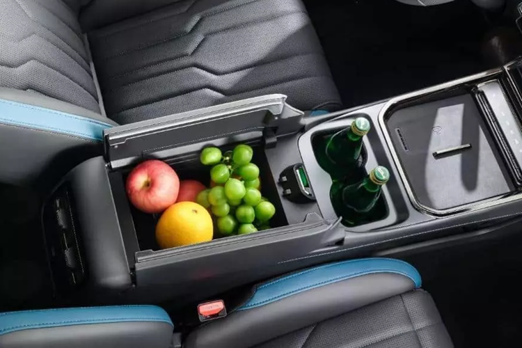 Các cấu hình Pro, Max còn được trang bị cửa sổ trời toàn cảnh, gương chiếu hậu ngoài gập điện, cần gạt nước cảm biến mưa, cửa sau chỉnh điện, ghế lái chỉnh điện 6 hướng, bảng điều khiển TFT LCD 9,2 inch, màn hình điều khiển trung tâm 15,6 inch