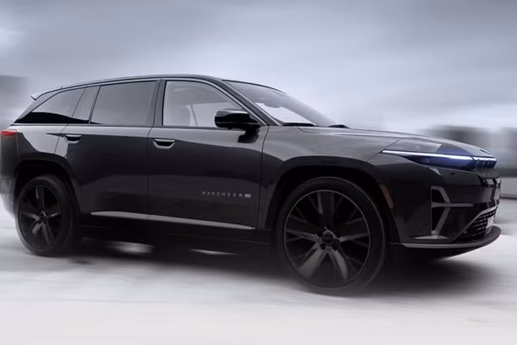 Wagoneer S là mẫu SUV thuần điện đầu tiên của Jeep, dự kiến ra mắt thị trường vào mùa thu năm nay. Ở bản cao cấp nhất, Jeep Wagoneer S 2025 chạy điện có công suất lên tới 600 mã lực, mạnh ngang một số mẫu SUV thể thao khác như Lamborghini Urus hay Bentley Bentayga Speed.