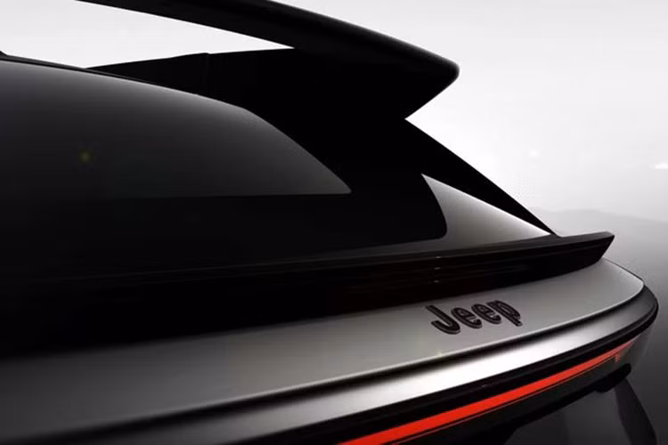 Jeep cho biết Wagoneer S sẽ được trang bị tiêu chuẩn cửa sổ trời toàn cảnh hai lớp và có tùy chọn bổ sung hệ thống âm thanh McIntosh 19 loa. Wagoneer S là sản phẩm đầu tiên của Jeep sử dụng nền tảng STLA Large BEV-Native của Stellantis.