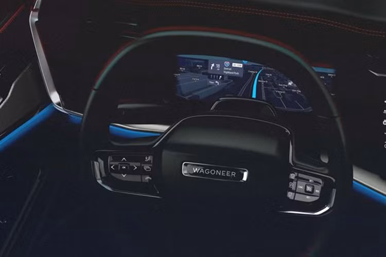 Bảng điều khiển trung tâm cũng khác biệt với các nút điều khiển được chuyển sang trái và hộc đựng cốc ở bên phải. Ngoài ra, dải đèn chiếu sáng nội thất nằm ngang mặt táp lô cũng là điểm nhấn khá thú vị.