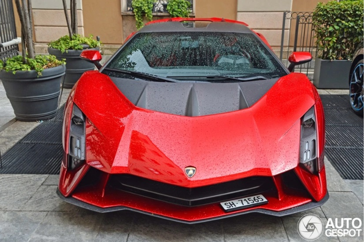 Nội thất của Lamborghini Invencible nổi bật với những đường nét thanh thoát rõ ràng, khu vực điều khiển trung tâm được thiết kế tối giản đi cùng với những lỗ thoát khí in 3D hình lục giác.