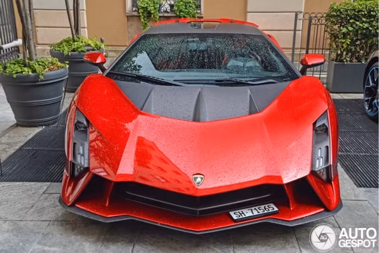 Nội thất của Lamborghini Invencible nổi bật với những đường nét thanh thoát rõ ràng, khu vực điều khiển trung tâm được thiết kế tối giản đi cùng với những lỗ thoát khí in 3D hình lục giác.