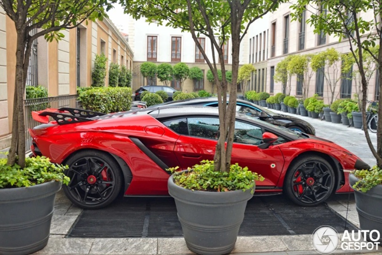 Khoang buồng lái được tạo nên từ chất liệu sợi carbon, đi cùng màn hình kỹ thuật số hiển thị hình đồ họa đặc biệt. Nằm dưới nắp capo của Lamborghini Invencible là động cơ V12 hút khí tự nhiên 6.5L, sản sinh công suất 780 mã lực và mô-men xoắn 720 Nm