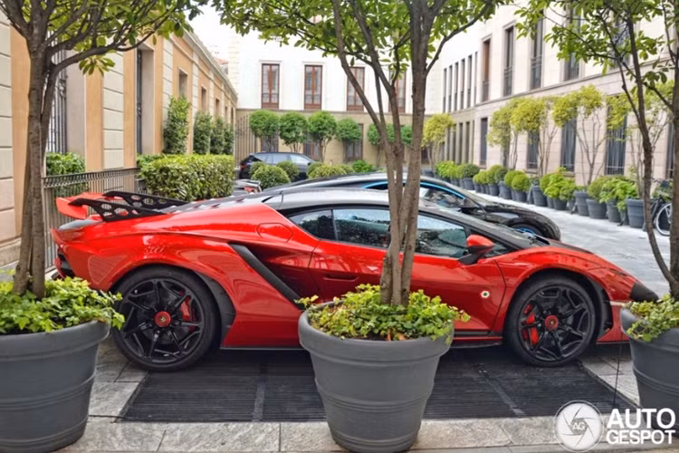 Khoang buồng lái được tạo nên từ chất liệu sợi carbon, đi cùng màn hình kỹ thuật số hiển thị hình đồ họa đặc biệt. Nằm dưới nắp capo của Lamborghini Invencible là động cơ V12 hút khí tự nhiên 6.5L, sản sinh công suất 780 mã lực và mô-men xoắn 720 Nm