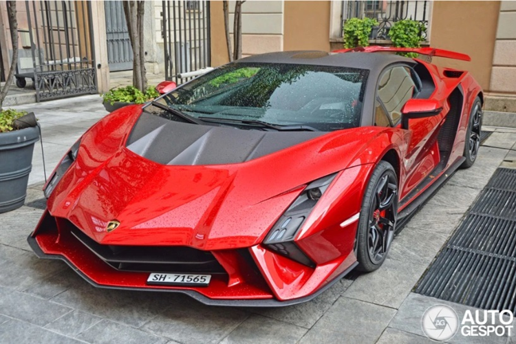 Theo đó, chiếc siêu xe Lamborghini Invencible bị bắt gặp sở hữu ngoại thất màu đỏ Rosso Efesto nổi bật. Phần đầu xe Invencible gây ấn tượng với tạo hình đèn pha dạng mũi tên, phần mũi xe được làm thấp và nhọn. Bộ chia gió và nắp ca-pô có lỗ thông hơi trông khá giống mẫu xe đua Essenza SCV12.