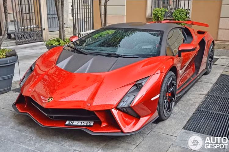 Theo đó, chiếc siêu xe Lamborghini Invencible bị bắt gặp sở hữu ngoại thất màu đỏ Rosso Efesto nổi bật. Phần đầu xe Invencible gây ấn tượng với tạo hình đèn pha dạng mũi tên, phần mũi xe được làm thấp và nhọn. Bộ chia gió và nắp ca-pô có lỗ thông hơi trông khá giống mẫu xe đua Essenza SCV12.