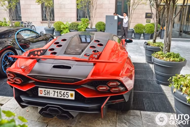 Đuôi xe được thiết kế theo phong cách từ tương lai với bộ ba đèn hậu LED hình lục giác, thiết kế này còn được tìm thấy ở hệ thống ống xả Inconel gắn giữa. Chiếc Lamborghini Invencible hàng hiếm này còn có cánh gió sau cố định tương tự mẫu Sesto Elemento.