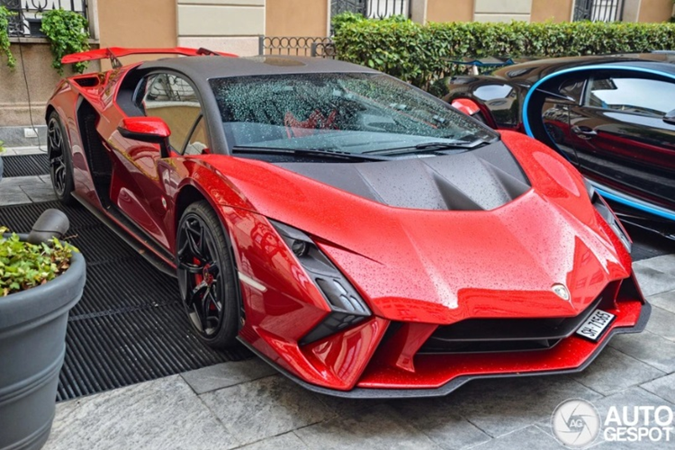 Mới đây, siêu xe Lamborghini Invencible động cơ V12 đã vô tình bị bắt gặp khi đeo biển Thụy Sĩ xuất hiện trên đường phố Milan (Italy). Được biết, siêu xe này thuộc sở hữu của Hussein Musallam, một nhà sưu tập xe người Saudi Arabia.