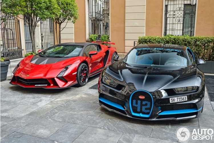 Xe không có màn hình giải trí trung tâm. Sức mạnh được truyền đến 4 bánh xe thông qua hộp số ISR 7 cấp giúp xe có khả năng tăng tốc 0-100 km/h trong 2,8 giây và đạt vận tốc tối đa 355 km/h.