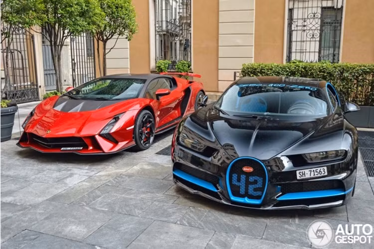 Xe không có màn hình giải trí trung tâm. Sức mạnh được truyền đến 4 bánh xe thông qua hộp số ISR 7 cấp giúp xe có khả năng tăng tốc 0-100 km/h trong 2,8 giây và đạt vận tốc tối đa 355 km/h.