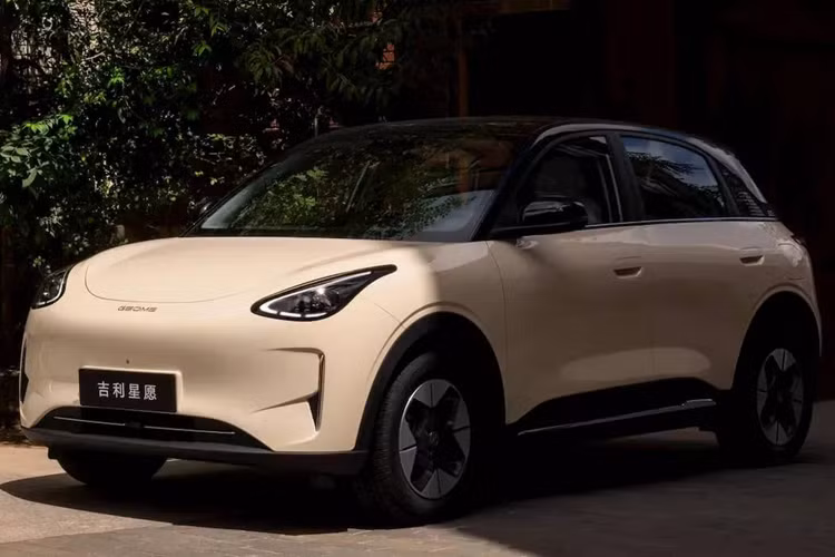 Geely đã chính thức ra mắt mẫu xe điện Geome Xingyuan 2025 tại Trung Quốc với thiết kế hiện đại, nhiều tiện nghi hữu ích nhưng giá bán lại ở tầm rất thấp so với mặt bằng chung của thị trường, tạo nên thế đối đầu trực tiếp với những loại xe cùng phân khúc như BYD Dolphin.