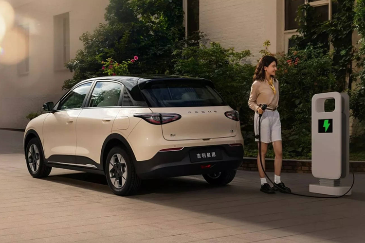 Đây đều là những thông số có phần dư dả hơn mức cần thiết đối với một mẫu xe đô thị cỡ nhỏ. Dự kiến, xe sẽ được bán ra tại Trung Quốc ngay trong tháng 9 này nhằm cạnh tranh với BYD Dolphin. Giá xe Geely Geome Xingyuan 2025 khởi điểm dự kiến của mẫu xe hatchback này từ 80.000 Nhân dân tệ (tương đương 261,08 triệu đồng).