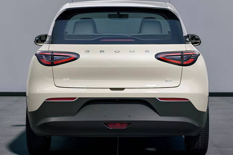 Những họa tiết phát sáng này cũng được chiếu lên các tấm ốp cửa, đóng vai trò như một biến thể đơn giản hơn của hệ thống đèn viền trang trí nội thất. Các tiện ích nổi bật khác bao gồm vô-lăng 2 chấu, cần số nhỏ và 2 giá để cốc. Hộp đựng găng tay có dung tích lên đến 10 lít, trong khi không gian chứa đồ bên trong xe có đến 35 ngăn.