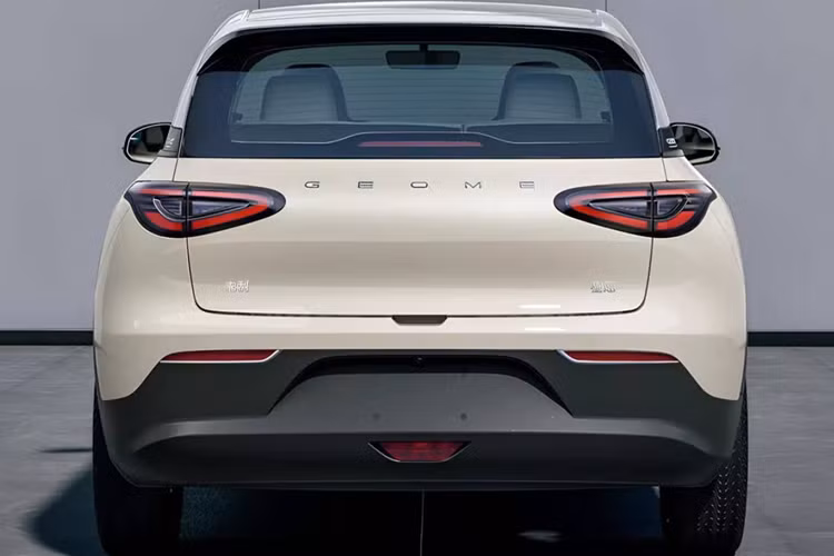 Những họa tiết phát sáng này cũng được chiếu lên các tấm ốp cửa, đóng vai trò như một biến thể đơn giản hơn của hệ thống đèn viền trang trí nội thất. Các tiện ích nổi bật khác bao gồm vô-lăng 2 chấu, cần số nhỏ và 2 giá để cốc. Hộp đựng găng tay có dung tích lên đến 10 lít, trong khi không gian chứa đồ bên trong xe có đến 35 ngăn.