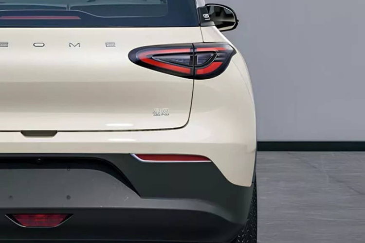 Phiên bản cao cấp hơn được trang bị mô-tơ TZ160XS002 với công suất 114 mã lực và tốc độ tối đa lên tới 135 km/h. Khách hàng mua Geely Geome Xingyuan 2025 có 2 tùy chọn pin LFP do CATL sản xuất, pin dung lượng 30,12 kWh cho phạm vi di chuyển 310 km theo tiêu chuẩn CLTC và 40,16 kWh cho phạm vi di chuyển 410 km.