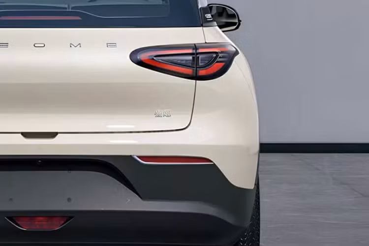 Phiên bản cao cấp hơn được trang bị mô-tơ TZ160XS002 với công suất 114 mã lực và tốc độ tối đa lên tới 135 km/h. Khách hàng mua Geely Geome Xingyuan 2025 có 2 tùy chọn pin LFP do CATL sản xuất, pin dung lượng 30,12 kWh cho phạm vi di chuyển 310 km theo tiêu chuẩn CLTC và 40,16 kWh cho phạm vi di chuyển 410 km.