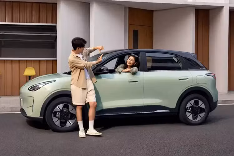 Đây là sản phẩm thuộc thương hiệu con Geome của Geely, vốn có tên ban đầu là “Geometry” nhưng đã được rút gọn lại như hiện nay. Nhìn tổng thể, xe điện Geome Xingyuan là một chiếc hatchback có kiểu dáng thân thiện và gần gũi, hợp với những khách hàng trẻ tuổi. Đầu xe tối giản, đèn pha và đèn hậu hình bầu dục.