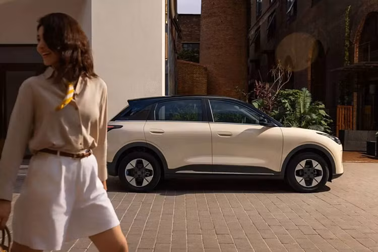 Với kích thước tổng thể lần lượt là 4.135 x 1.805 x 1.570 mm và chiều dài cơ sở 2.650 mm, Geome Xingyuan dài hơn 10 mm và rộng hơn 35 mm so với đối thủ cạnh tranh trực tiếp BYD Dolphin. Ngoại thất xe còn có những điểm đáng chú ý như mâm xe R16 bốn chấu hay dòng chữ “Geome” nổi bật trên trụ D.