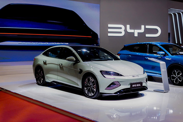 Bộ đôi sản phẩm vừa ra mắt thị trường Việt Nam là BYD M6 và HAN cũng gây chú ý khi xuất hiện tại VMS 2024. BYD M6 là mẫu MPV gia đình với không gian rộng rãi, tiện nghi cao cấp, nhiều tính năng an toàn và tiết kiệm chi phí sử dụng, lý tưởng cho nhu cầu di chuyển hàng ngày và kinh doanh dịch vụ.