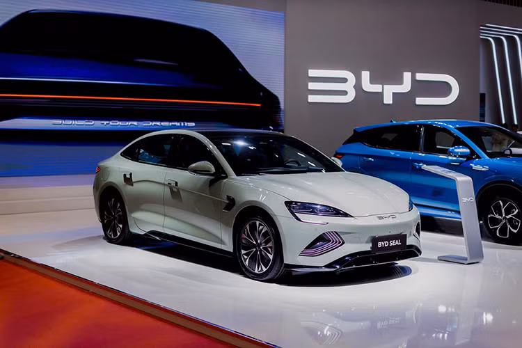 Bộ đôi sản phẩm vừa ra mắt thị trường Việt Nam là BYD M6 và HAN cũng gây chú ý khi xuất hiện tại VMS 2024. BYD M6 là mẫu MPV gia đình với không gian rộng rãi, tiện nghi cao cấp, nhiều tính năng an toàn và tiết kiệm chi phí sử dụng, lý tưởng cho nhu cầu di chuyển hàng ngày và kinh doanh dịch vụ.