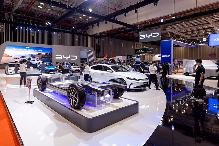 Đầu tiên phải kể đến BYD Yangwang U8, chiếc SUV điện có nhiều tính năng rất hay ho chẳng hạn như xoay 360 độ tại chỗ, đã được chứng minh ngay tại triển lãm VMS 2024, hay đi ngang như cua, và đặc biệt, tự động kích hoạt chế độ nổi khẩn cấp...