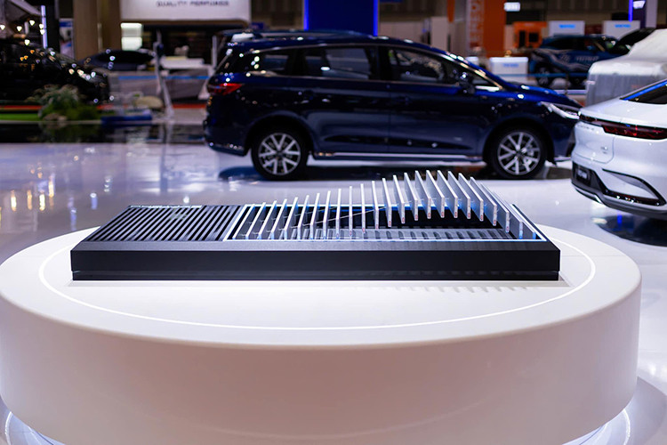 Khi kích hoạt, Yangwang U8 giống như túi khí trong các tình huống như mưa lớn, ngập úng và lội nước băng qua những con đường trong rừng, từ đó mang đến cho người dùng sự an toàn thụ động tối đa trong trường hợp khẩn cấp.