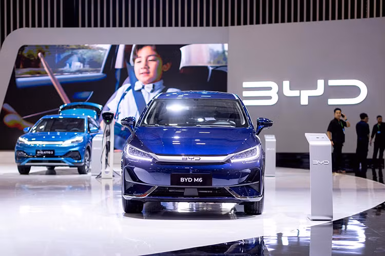 Trong khi đó mẫu sedan BYD HAN nổi bật với thiết kế khí động học và công nghệ tiên tiến. BYD HAN cung cấp khả năng tăng tốc mạnh mẽ, nội thất tinh tế và loạt công nghệ hỗ trợ lái thông minh, đáp ứng nhu cầu của những người yêu thích tốc độ và sự sang trọng.