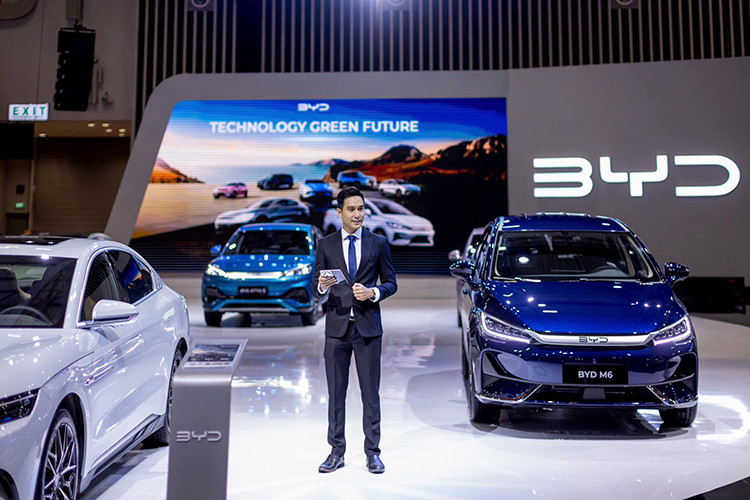 Gian hàng BYD tại VMS 2024 không chỉ là nơi trưng bày các mẫu xe điện hiện đại mà còn là sự thể hiện rõ nét tầm nhìn chiến lược của hãng đối với thị trường Việt Nam. Với dải sản phẩm đa dạng, BYD đã cho thấy sự nỗ lực trong cuộc đua xe năng lượng mới và cam kết mang đến cho người tiêu dùng Việt Nam những sản phẩm tiên tiến, bền vững và thân thiện với môi trường