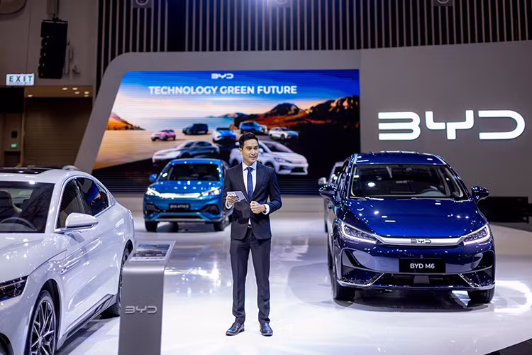 Gian hàng BYD tại VMS 2024 không chỉ là nơi trưng bày các mẫu xe điện hiện đại mà còn là sự thể hiện rõ nét tầm nhìn chiến lược của hãng đối với thị trường Việt Nam. Với dải sản phẩm đa dạng, BYD đã cho thấy sự nỗ lực trong cuộc đua xe năng lượng mới và cam kết mang đến cho người tiêu dùng Việt Nam những sản phẩm tiên tiến, bền vững và thân thiện với môi trường